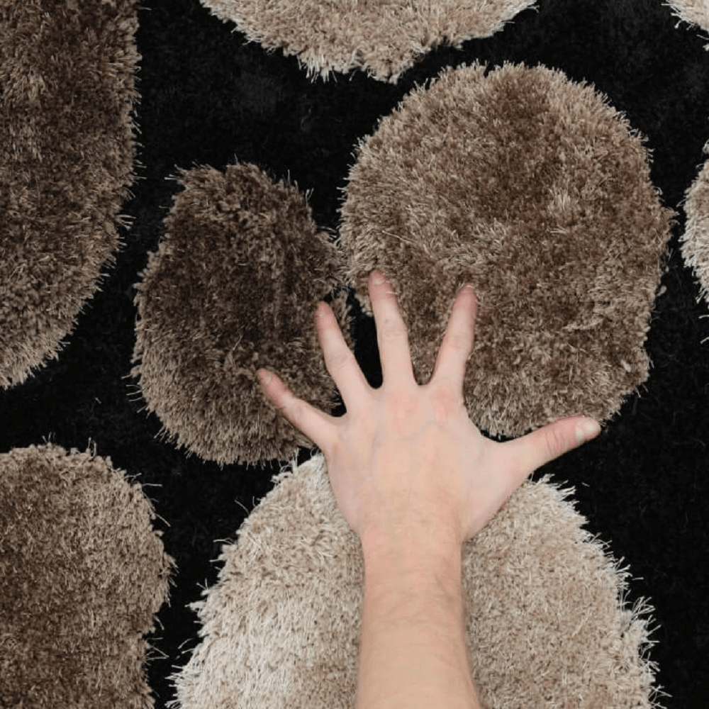koberec-pebble-typ-2-s-rukou